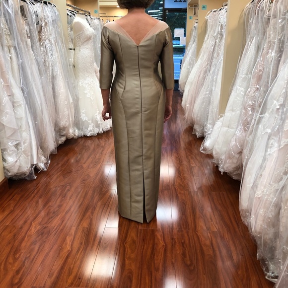 Mother of the Bride/Groom Custom Seng Couture Gown, Gold, Size 10 - Picture 3 of 6